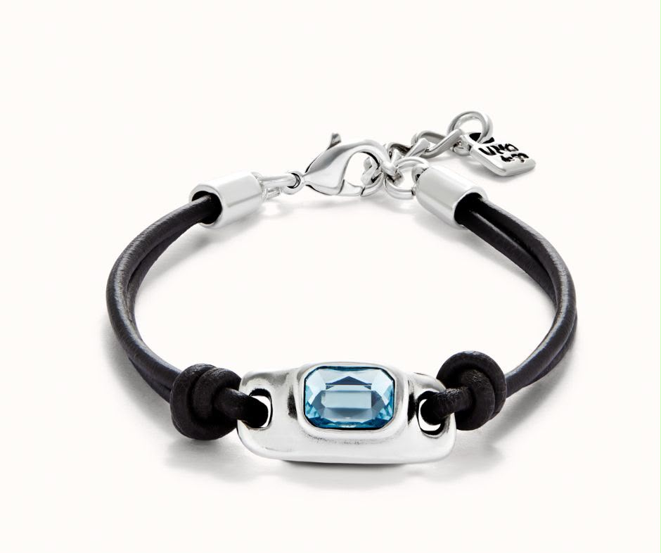 Pulsera Uno de 50 Ser Magnetica cuero negro con detalles plata y cristal celeste UNOde50