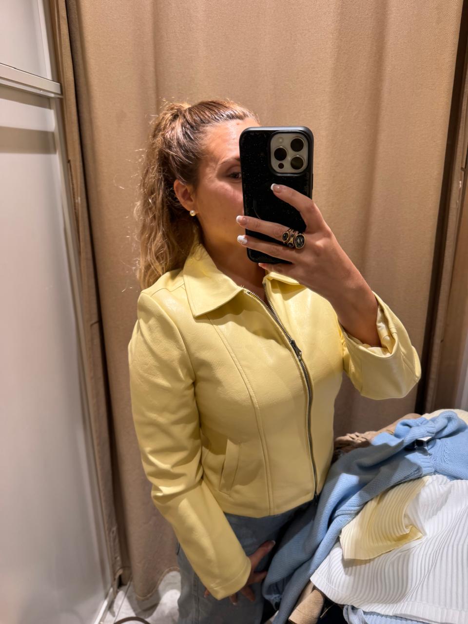 Chaqueta Stradivarius eco cuero amarilla