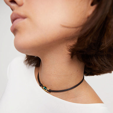 Collar Uno de 50 de cuero con detalles bañados en oro 18k y piedra verde UNOde50